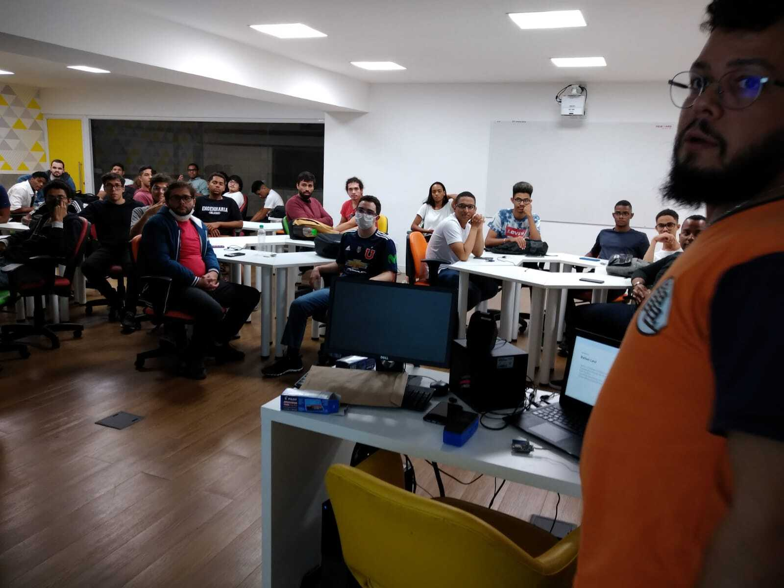 Conferencista de IoT no evento tecnologia, informação e cultura geek UNIJORGE 2022